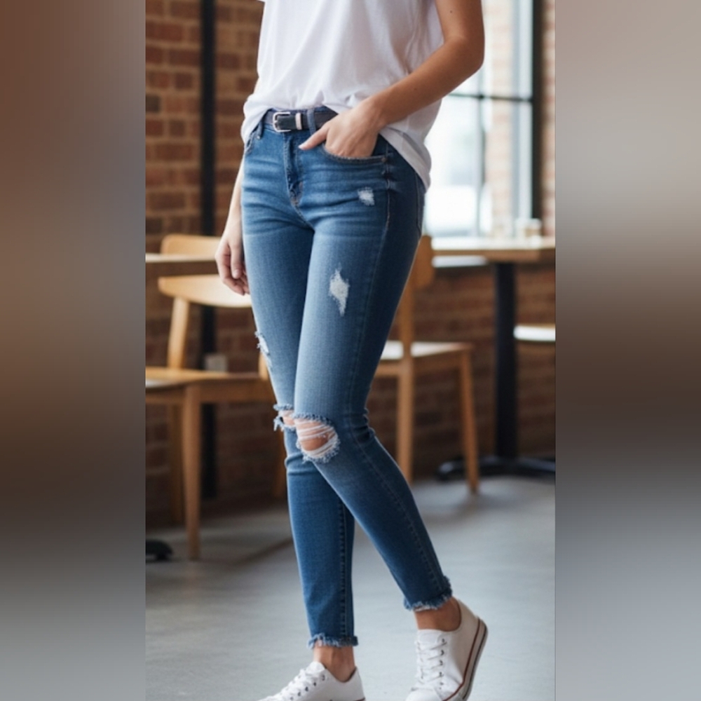 Kensie Distressed Denim Blue Medium Wash Jeans Women’s Size 6 / 28 Classic